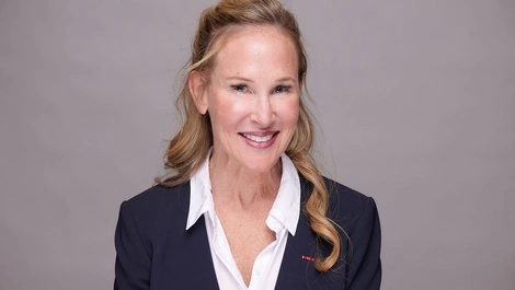 Sarah cleveland 3799 topaz sharpen