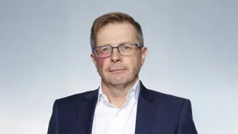 Ps julian headshot bio bigger  1 