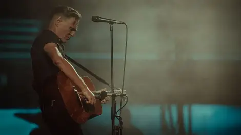 Bryan Adams brings intimacy to Pompeii with Neumann sound